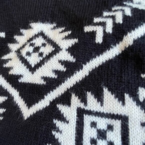 Forever 21 Navy Blue Sweater Boxy Crew Neck with White Nordic Print  Size Medium - Picture 2 of 7